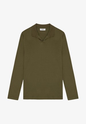 Olijf groene poloshirt met lange mouwen, gemaakt van katoen. Heeft een kraag met een uniek ontwerp en een relaxte pasvorm. Glad textuur zonder patronen.