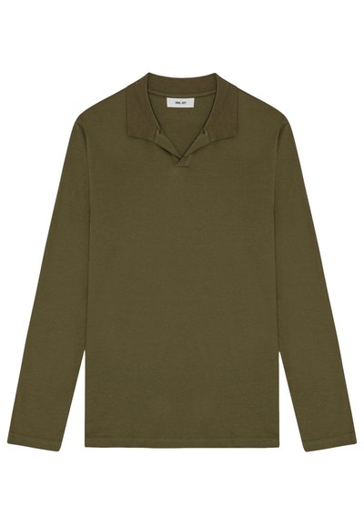 Långärmad, olivgrön polo skjorta i bomull. Har en krage med en unik design och en avslappnad passform. Slät yta utan mönster.
