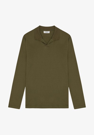 Długorękawowa oliwkowozielona koszulka polo wykonana z bawełny. Posiada kolor z unikalnym wzorem oraz luźny krój. Gładka faktura bez wzorów.