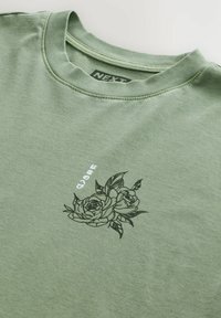 Next RELAXED FIT GRAPHIC  - Nyomott mintás póló - green snake