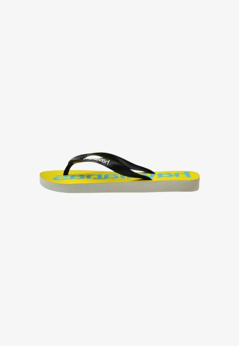 Tongs en caoutchouc noir avec une semelle intérieure texturée jaune et un logo imprimé bleu. Présente une semelle blanche avec une légère courbure. Design simple.