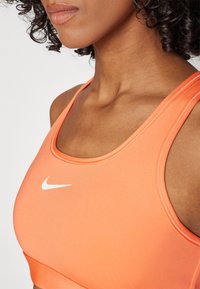 Nike Performance BRA - Vidēja atbalsta sporta krūšturis - light wild mango/white