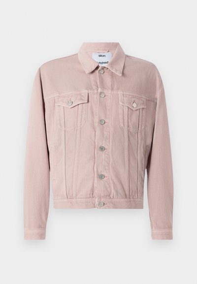 Ανοιχτό ροζ τζάκετ από τζιν, με δύο μπροστινές τσέπες, ασημένια κουμπιά και ελαφρώς κοντή σχεδίαση. Υφασμάτινη υφή με ραμμένες λεπτομέρειες.
