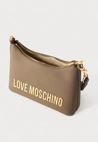 Καφέ τσάντα ώμου από συνθετικό δέρμα με χρυσά γράμματα "LOVE MOSCHINO", κλείσιμο με φερμουάρ και αποσπώμενο λουρί. Λείες υφή και καμπυλωτό σχήμα.