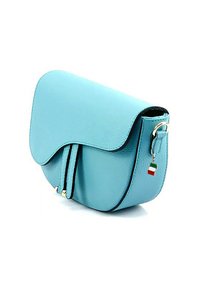 Lichtblauwe leren schoudertas met een klep sluiting, gouden hardware en een klein Italiaans vlaggetje als charme. Glad textuur en ronde vorm.