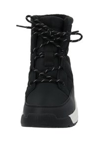 Černá zimní bota s polstrovaným svrškem, zaoblenou špičkou, černo-bílými tkaničkami a texturovanou gumovou podešví. Disponuje polstrovaným límcem.