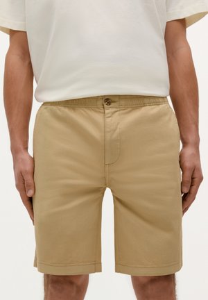 Pantaloni scurți khaki cu talie elastică, prezentând un închidere cu buton în față și o croială dreaptă. Textură netedă, lungime până la mijlocul coapsei, fără modele.