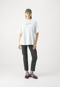 Levi's® GRAPHIC STACK TEE - Print T-shirt - bright white