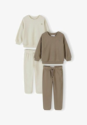 Ensemble pour enfants composé d'un sweat-shirt assorti et d'un pantalon de jogging à taille élastique, en couleurs crème et taupe, avec de petits logos brodés sur la poitrine.