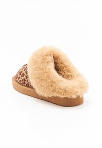 Chaussons à imprimé léopard avec finition en fausse fourrure marron, texture douce, semelle en caoutchouc plate et forme arrondie pour un maximum de confort. Idéal pour une utilisation en intérieur.