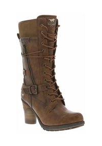 Botte en cuir marron jusqu'au genou avec un devant lacé, une fermeture éclair sur le côté et un détail de boucle. Équipée d'un talon épais et d'une finition texturée.