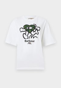 Λευκό T-shirt με κοντά μανίκια με γραφικό ενός πράσινου καρδιόσχήμου καρό μοτίβου με μάτι και άκρα, και το κείμενο "Barbour" κάτω από το σχέδιο.