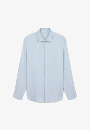 Chemise à manches longues bleu clair avec un boutonnière à l'avant, texture douce, motif subtil et col. Présente sept boutons le long de la patte de boutonnage.