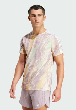 Marmoriertes T-Shirt mit kurzen Ärmeln in Lavendel, Gelb und Mintgrün. Mit weißen Streifen an den Schultern und einem kleinen weißen Logo auf der Brust.