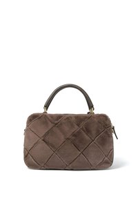 Borsa in finta pelliccia trapuntata marrone, con una forma strutturata, manico robusto marrone scuro e dettagli in zip dorata.