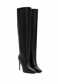 Czarne skórzane wysokie buty do kolan z ostrym noskiem, szpilką i gładką fakturą. Charakteryzują się eleganckim designem i bezszwową konstrukcją.