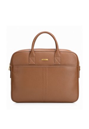 Mallette en cuir marron avec deux poignées, poche avant et fermeture éclair dorée sur fond blanc.