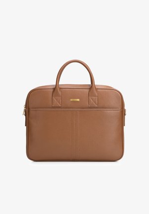 Valigetta in pelle marrone con doppio manico, tasca frontale e cerniera dorata su sfondo bianco.