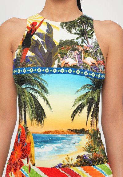 Costum de baie fără mâneci, colorat, cu un imprimeu tropical, ce include palmieri, flori și o scenă de plajă. Material neted cu desene și accente vibrante.