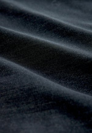 Material textil negru cu o suprafață netedă, ușor reflectorizantă, ce prezintă falduri moi și o textură fină. Fără modele sau elemente distinctive vizibile.