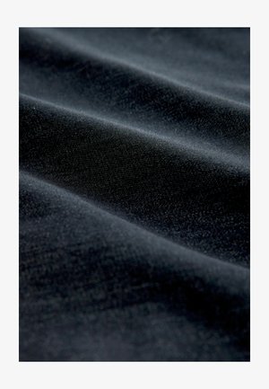 Czarna tkanina o gładkiej, lekko refleksyjnej powierzchni, pokazująca miękkie fałdy i delikatną fakturę. Brak wzorów lub charakterystycznych elementów sprzętowych.
