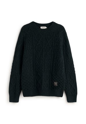 Donkergroene gebreide trui met kabelpatronen, ronde halslijn en geribbelde zoom. Inclusief een klein merklabel aan de onderkant van de voorkant.