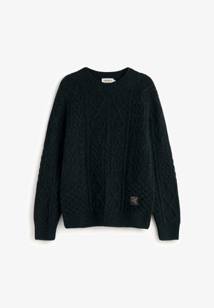 Tamnozeleni pleteni pulover s uzorcima pletenice, okruglim izrezom i rebrastim rubom. Uključuje malu oznaku branda na donjem prednjem dijelu.