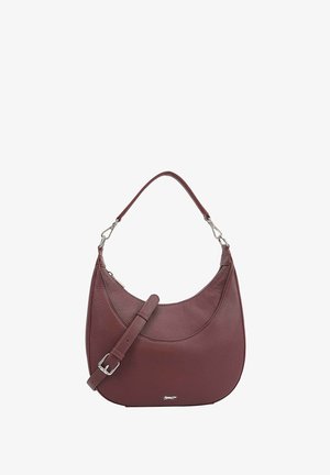 Bordeaux leren handtas met een gebogen vorm, korte hengsel en verstelbare schouderband. Beschikt over een subtiel logo en een gestructureerd oppervlak.