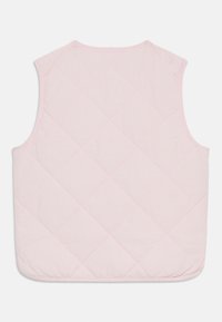 Prešívaná ružová vesta bez rukávov. Má šnurovanie v diamantovom vzore a okrúhly výstrih. Mäkká textúra látky.