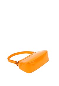 Sac à bandoulière en cuir orange vif avec une sangle fine réglable et une base rectangulaire sur fond blanc.