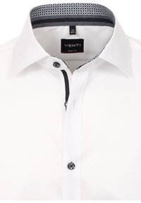 Biała koszula z długim rękawem z kontrastującym kołnierzykiem w geometryczny wzór. Posiada zapięcie na guziki z czarnym wykończeniem wzdłuż listwy.