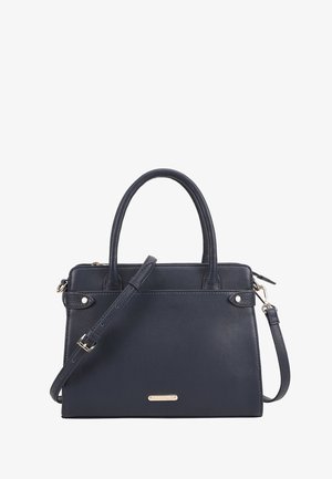 Schwarze Handtasche aus Leder mit doppelten Griffen, verstellbarem Schultergurt und goldfarbenen Beschlägen auf weißem Hintergrund.