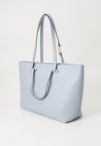 Borsa a mano in pelle blu chiaro con due manici e accentuazioni in metallo dorato. Texture liscia, forma rettangolare. Design minimalista.