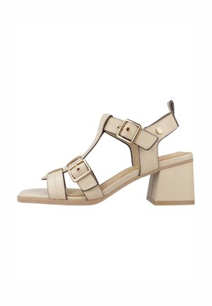 Sándal de tacón bloque beige con correa en el tobillo, múltiples hebillas, material de cuero suave, diseño de punta abierta y textura de superficie lisa.