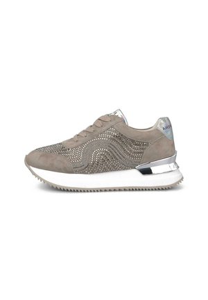Sneaker in suede grigio chiaro con accenti metallici, caratterizzati da un motivo ondulato texturizzato arricchito da strass e una suola piatta bianca.