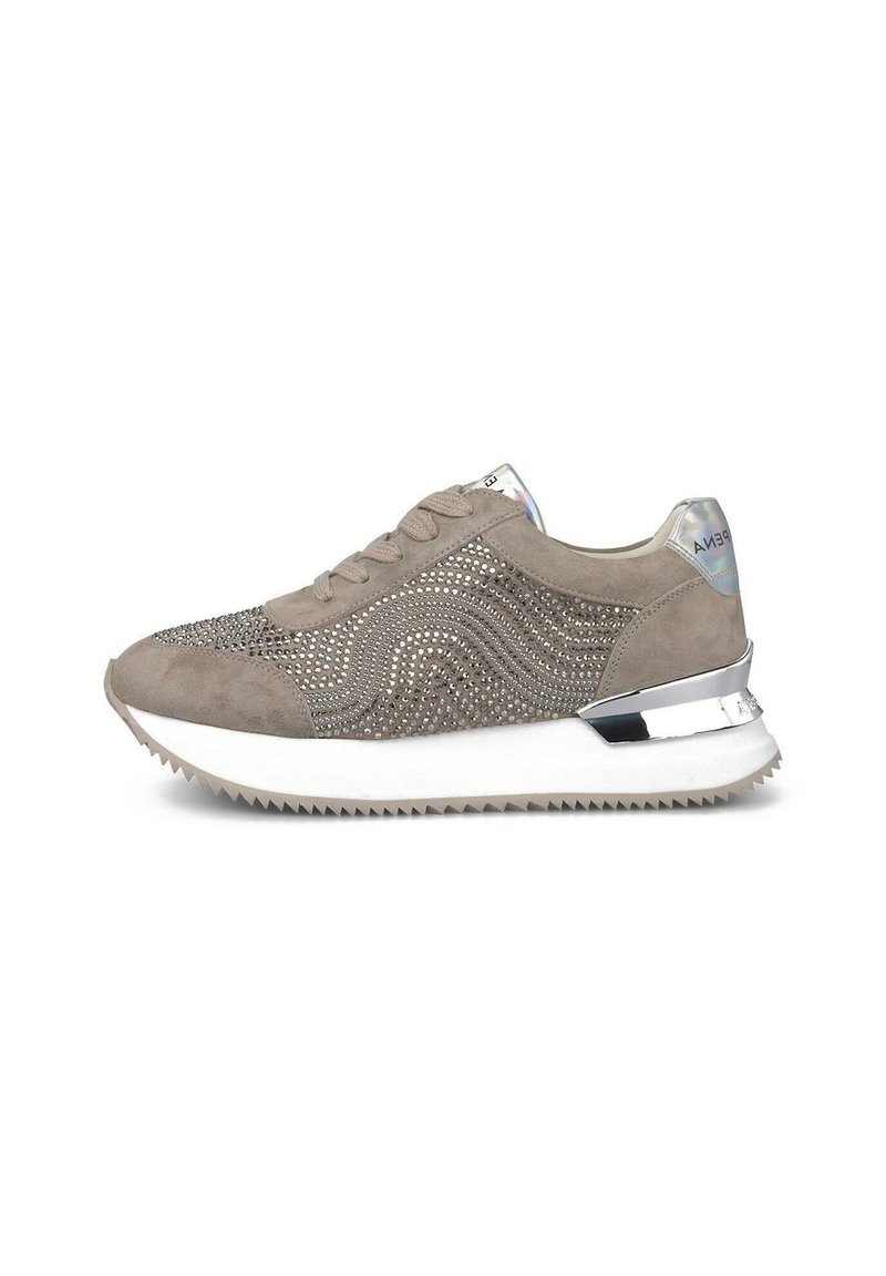 Zamszowe sneakersy w jasnoszarym kolorze z metalicznymi akcentami, cechujące się teksturowanym, falistym wzorem zdobionym dżetami oraz białą platformą.
