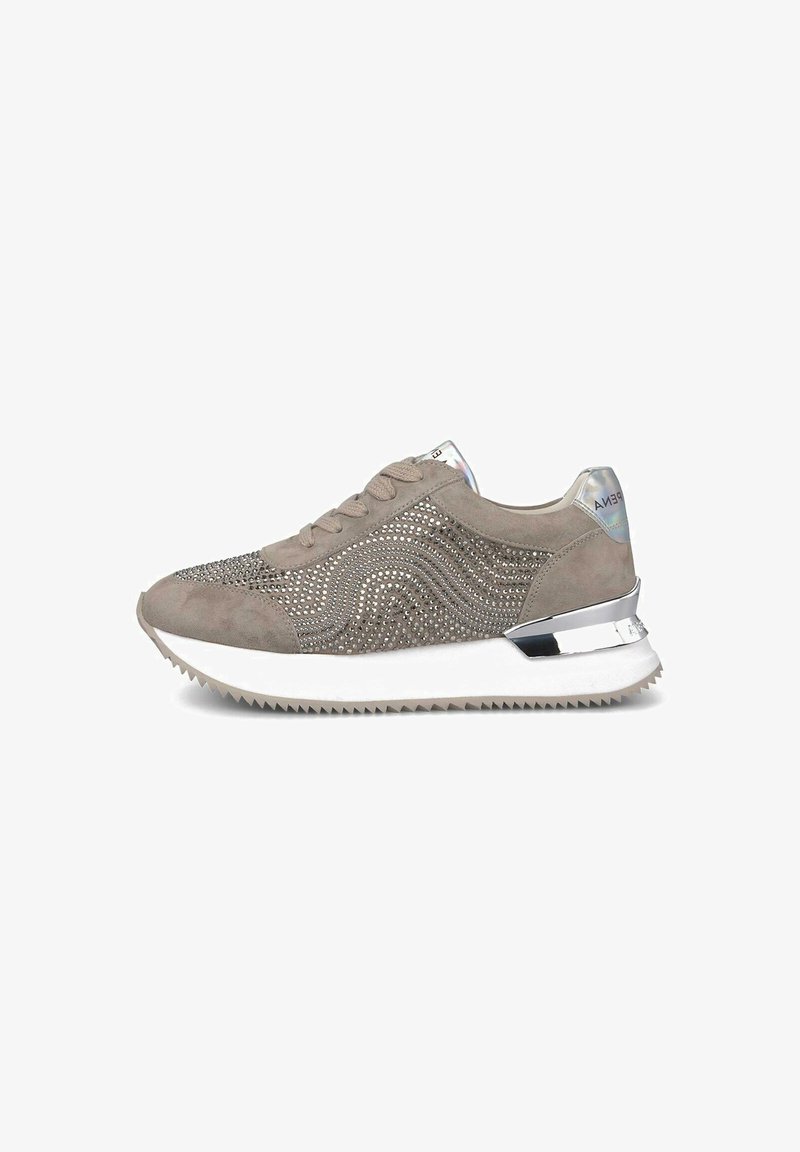 Zamszowe sneakersy w jasnoszarym kolorze z metalicznymi akcentami, cechujące się teksturowanym, falistym wzorem zdobionym dżetami oraz białą platformą.