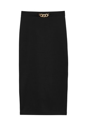 Jupe crayon noire en tissu doux, avec un détail en chaîne dorée à la taille, et une coupe droite qui atteint le mi-mollet.