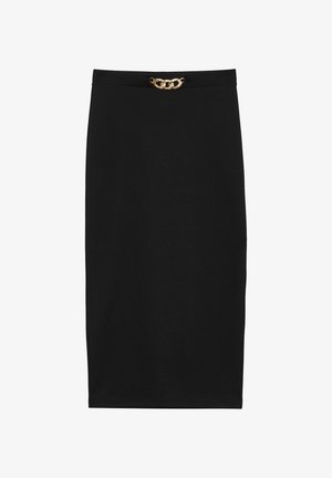 Gonna a matita nera realizzata in tessuto morbido, con un dettaglio in catena dorata in vita e un design a taglio dritto che arriva a metà polpaccio.