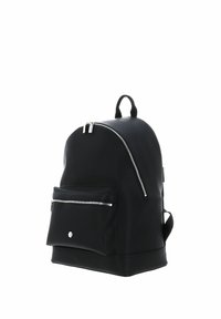 Sac à dos noir en matériau lisse. Haut arrondi, poche avant zippée, et fermetures éclair argentées. Dispose de bretelles ajustables et d'une poignée supérieure.