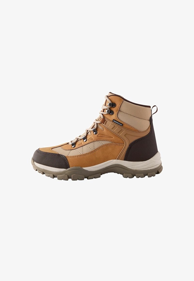Scarpa da trekking a taglio medio con tomaia sintetica marrone e beige, collo imbottito, suola grigia e punta rinforzata per durata e supporto.