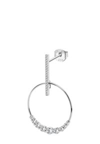Boucle d'oreille en argent présentant un design circulaire avec une rangée de petites pierres précieuses transparentes et un accent en barre droite orné de gemmes supplémentaires.