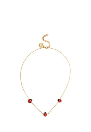 Collar delicado de cadena de oro con tres colgantes de mariquitas rojas y negras espaciadas uniformemente y un cierre ajustable con una etiqueta redonda.