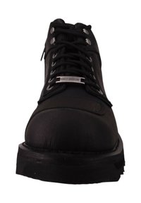 Czarne skórzane buty lace-up Harley-Davidson z metalowymi oczkami i grubą podeszwą, widok z przodu.