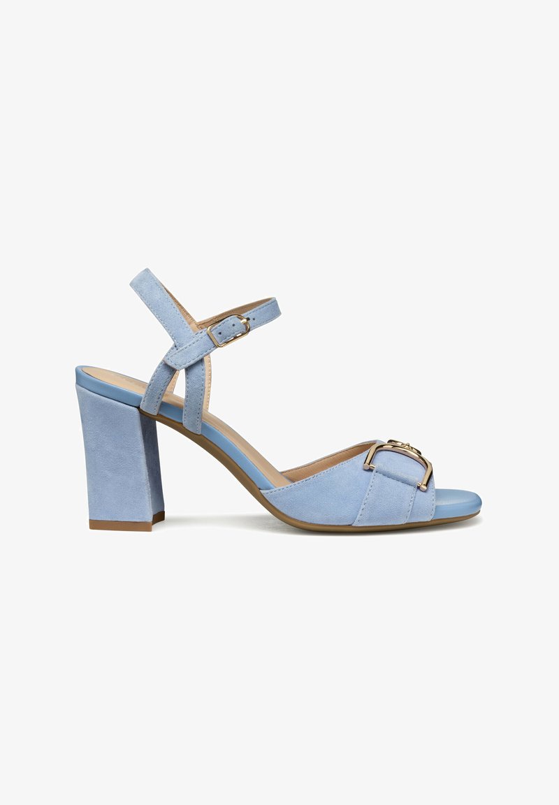 Sandal de salto alto em camurça azul céu com bico aberto, tira no tornozelo e detalhe de fivela em tom dourado na parte da frente. Design com salto bloco.