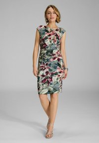 Blumenmusterkleid mit kurzen Ärmeln, das einen grünen Grundton mit rosa und weißen Blumen aufweist, seitliche Raffung und knielangen Schnitt.