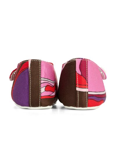 Scarpe in tessuto colorato con un design a patchwork nei toni del rosa, marrone, rosso e viola. Forma arrotondata con suole in gomma bianca e una cintura laterale.