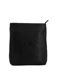 Borsa nera in pelle con superficie testurizzata, forma quadrata, dettaglio del logo in rilievo e chiusura con zip superiore. Design compatto per un trasporto facile.