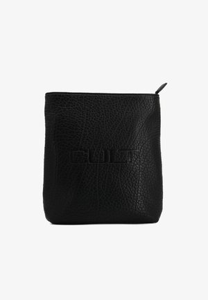 Borsa nera in pelle con superficie testurizzata, forma quadrata, dettaglio del logo in rilievo e chiusura con zip superiore. Design compatto per un trasporto facile.