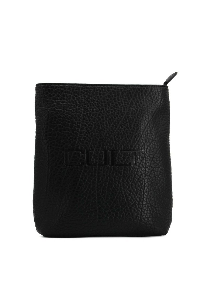 Borsa nera in pelle con superficie testurizzata, forma quadrata, dettaglio del logo in rilievo e chiusura con zip superiore. Design compatto per un trasporto facile.